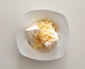 Mamaliga cu branza, smantana si ou