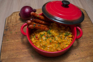 Iahnie de fasole cu carnati