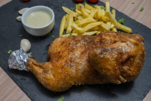 Pui la ceaun cartofi prajiti si mujdei