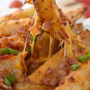 Cartofi cu bacon si sos ceddar